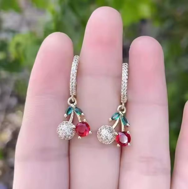 87092724 Conjunto con dije de cerezas en cristal con brillantes en oro laminado 18k (3 Capas)