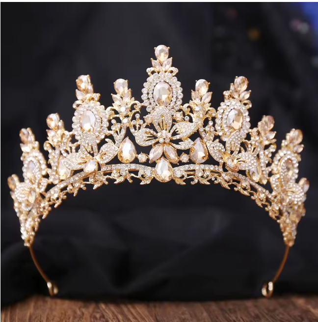 58133492 Tiara con piedras lagrimas y marquesas acentuada con brillantes de imitación de cristal