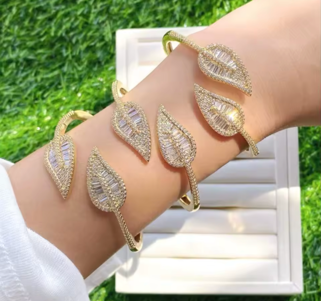 73371892 Pulsera de hojas con piedras baguettes y brillantes en oro laminado 18k (3 Capas)