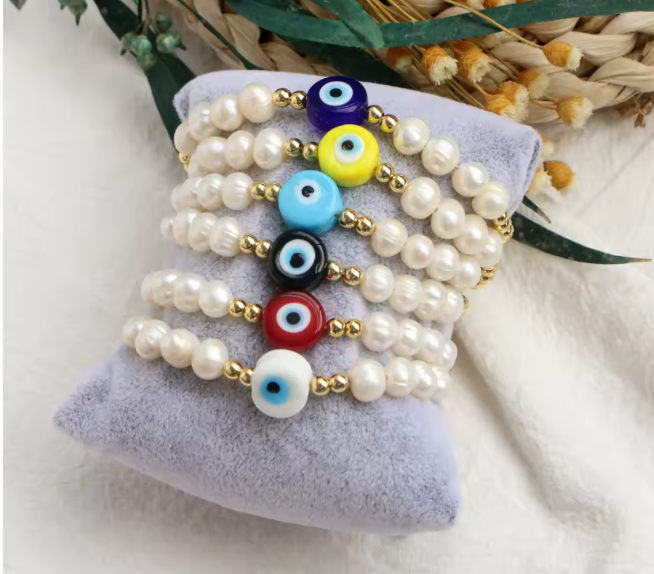 84651252 Pulsera de perlas y ojo turco en oro laminado 18k (3 Capas)
