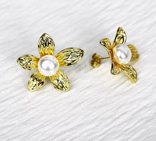 86776564 Aretes de 5 petalos y perla en oro laminado 18k (3 Capas)