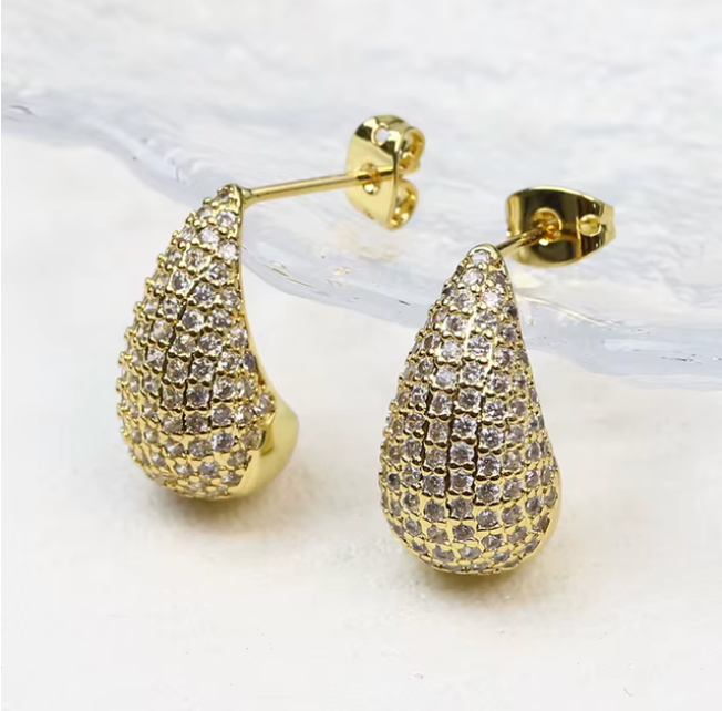 Aretes de gota con pavé de brillantes en oro laminado 18k (3 Capas)