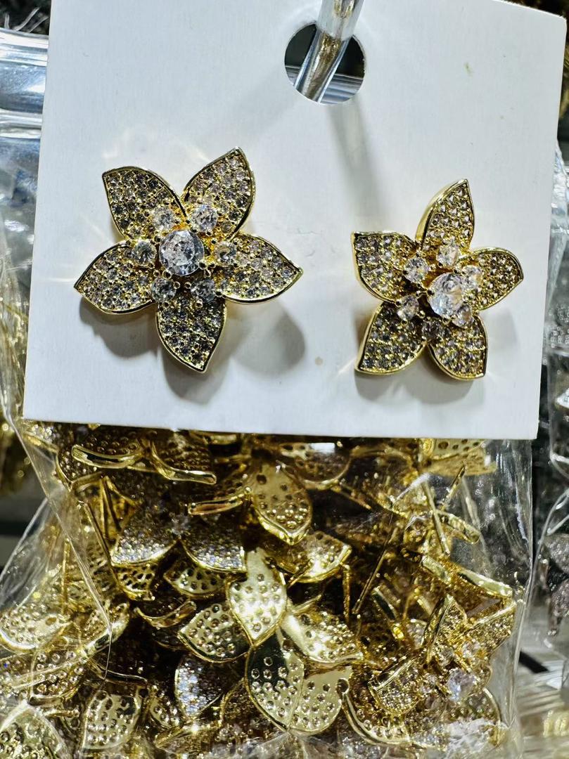 45102324 Aretes de flor con brillantes en oro laminado 18k (3 Capas)