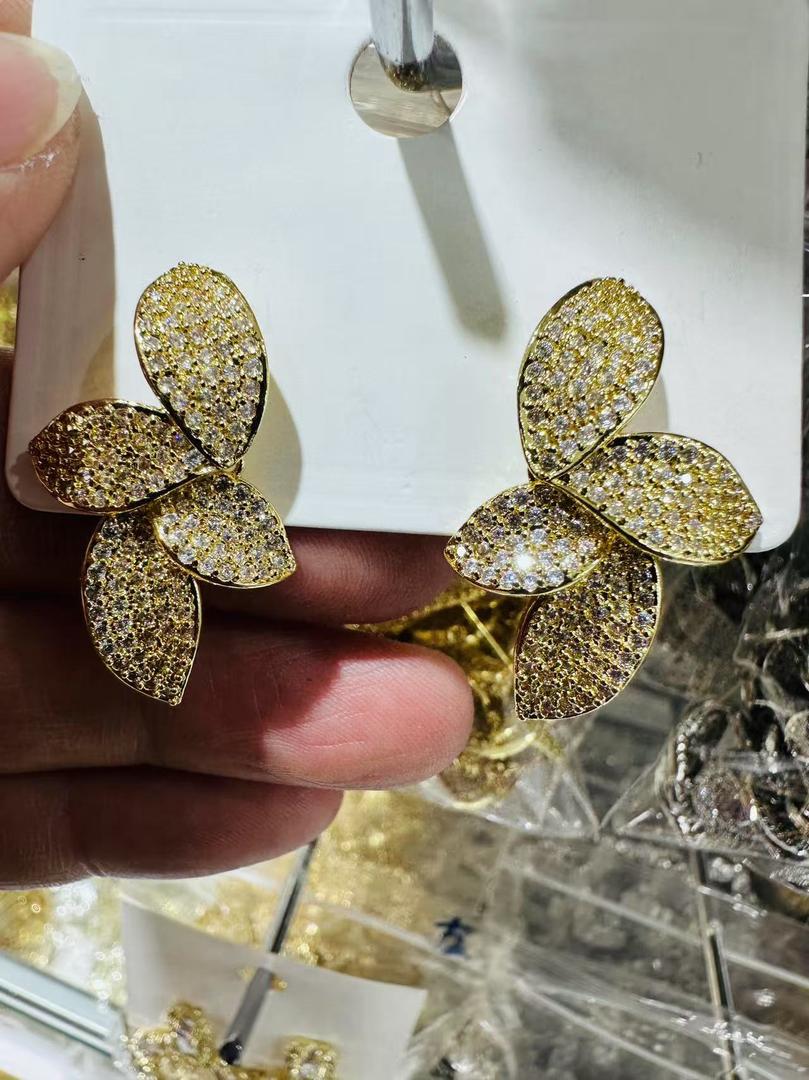 53196020 Aretes de 4 hojas con pave de cz en oro laminado 18k (3 Capas)