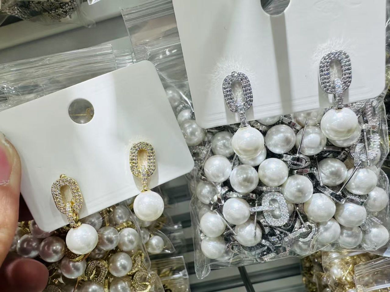 48859636 Aretes colgantes de perla y cz en oro laminado 18k (3 Capas)