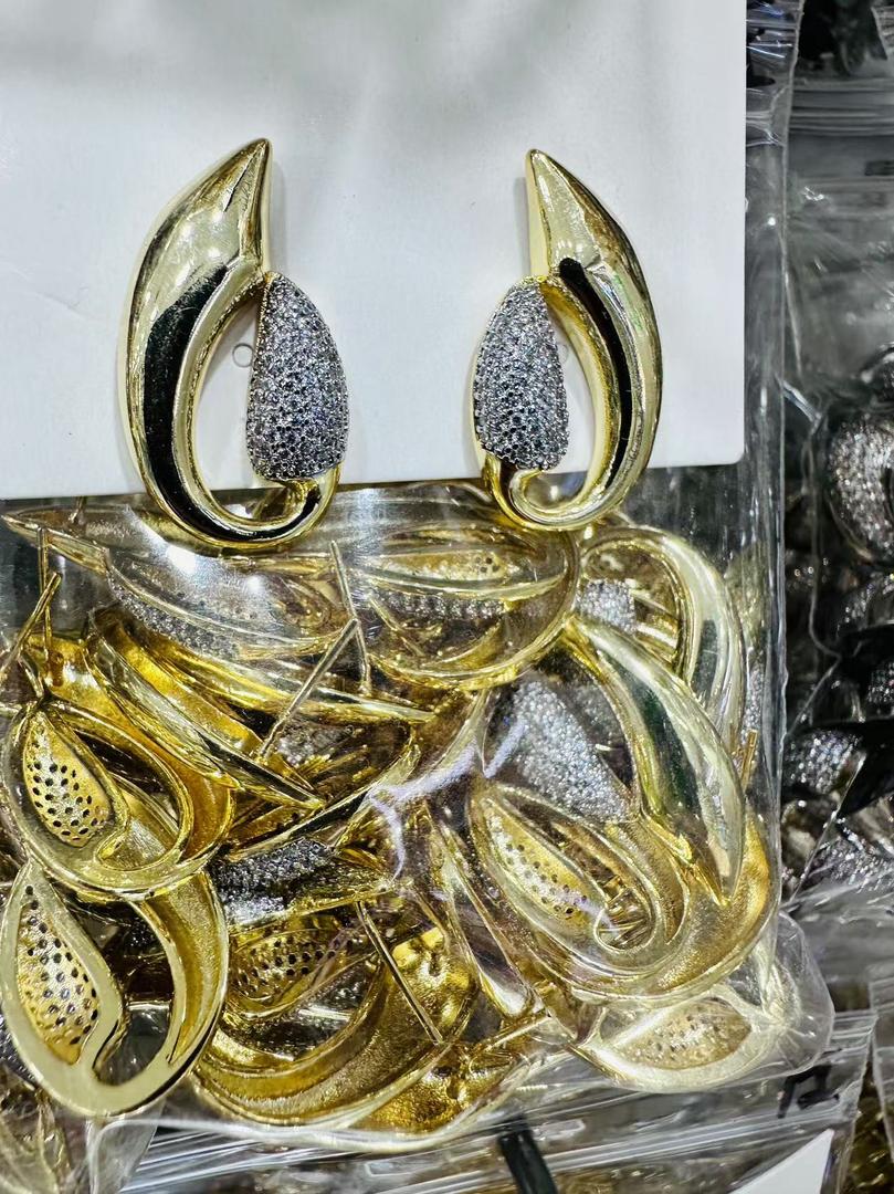 40901876 Aretes anzuelo con CZ en oro laminado 18k (3 Capas)