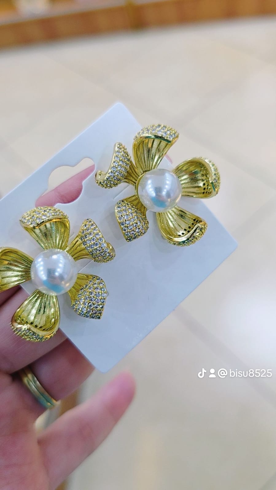 Aretes en forma de flor con Perla