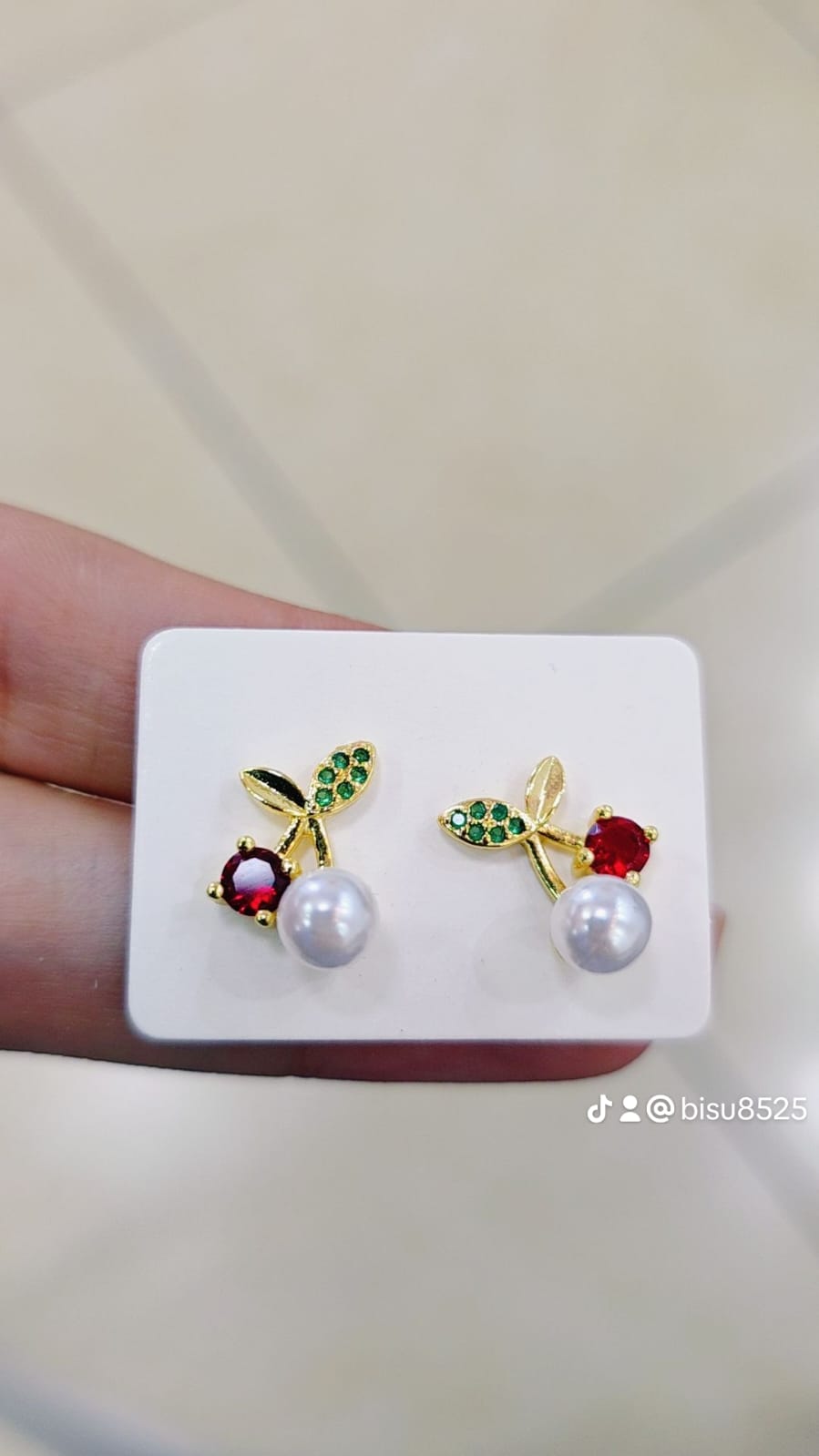 46168820 Aretes cerezas con perla en oro laminado 18k