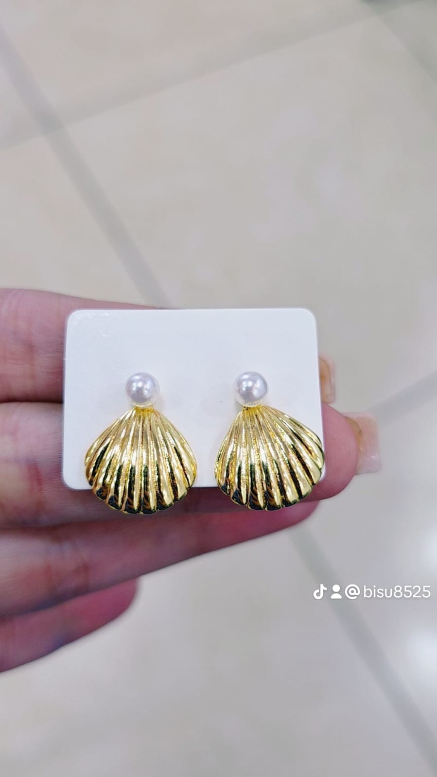 97123060 Aretes de conchita con perla en oro laminado 18k