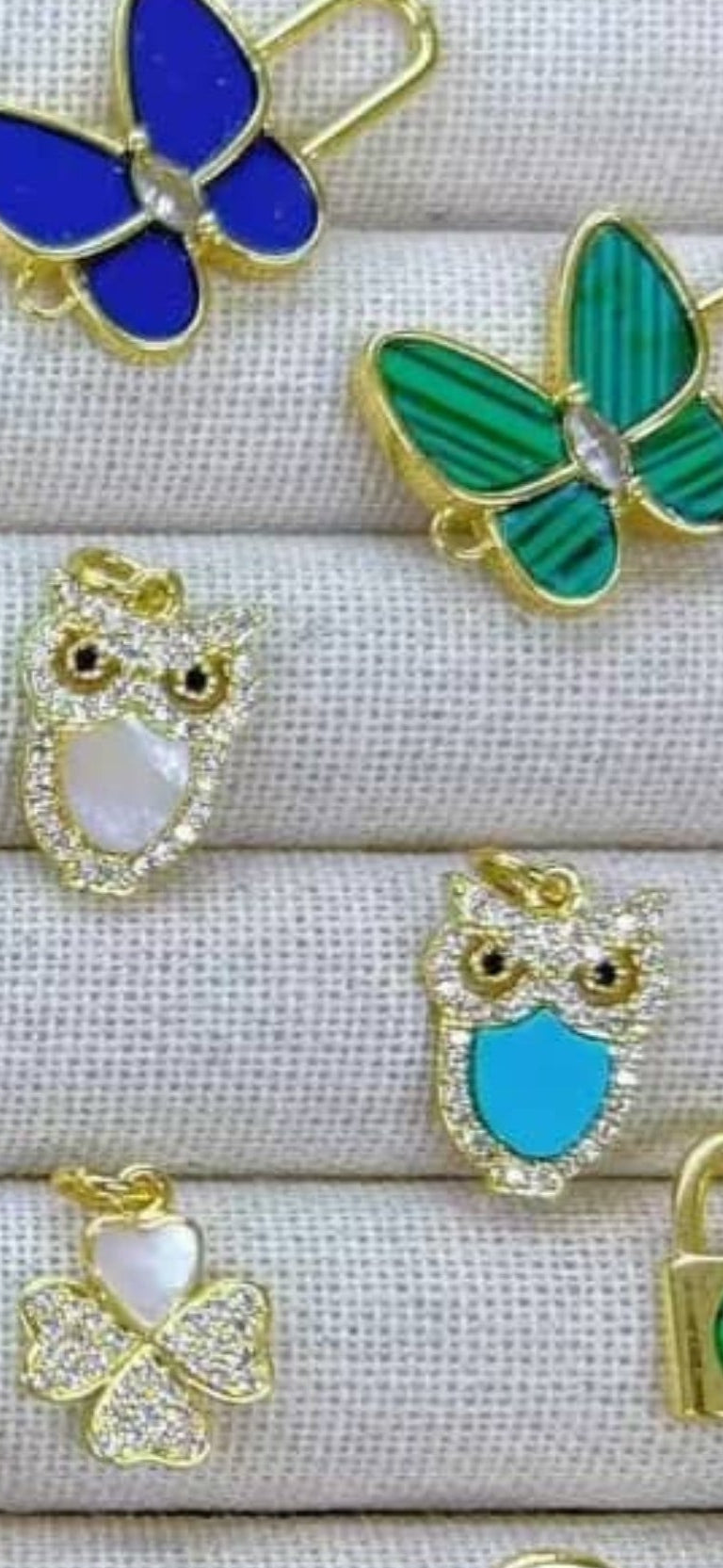 94185716 Dijes varios + cadena