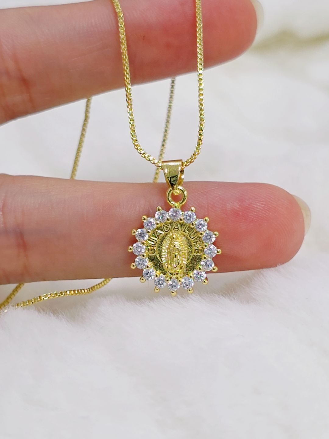 80084724 Cadena estilo box ajustable con dije religioso en oro laminado 18k (3 capas)