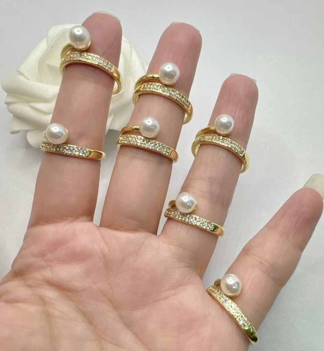 Anillo perla ajustable.