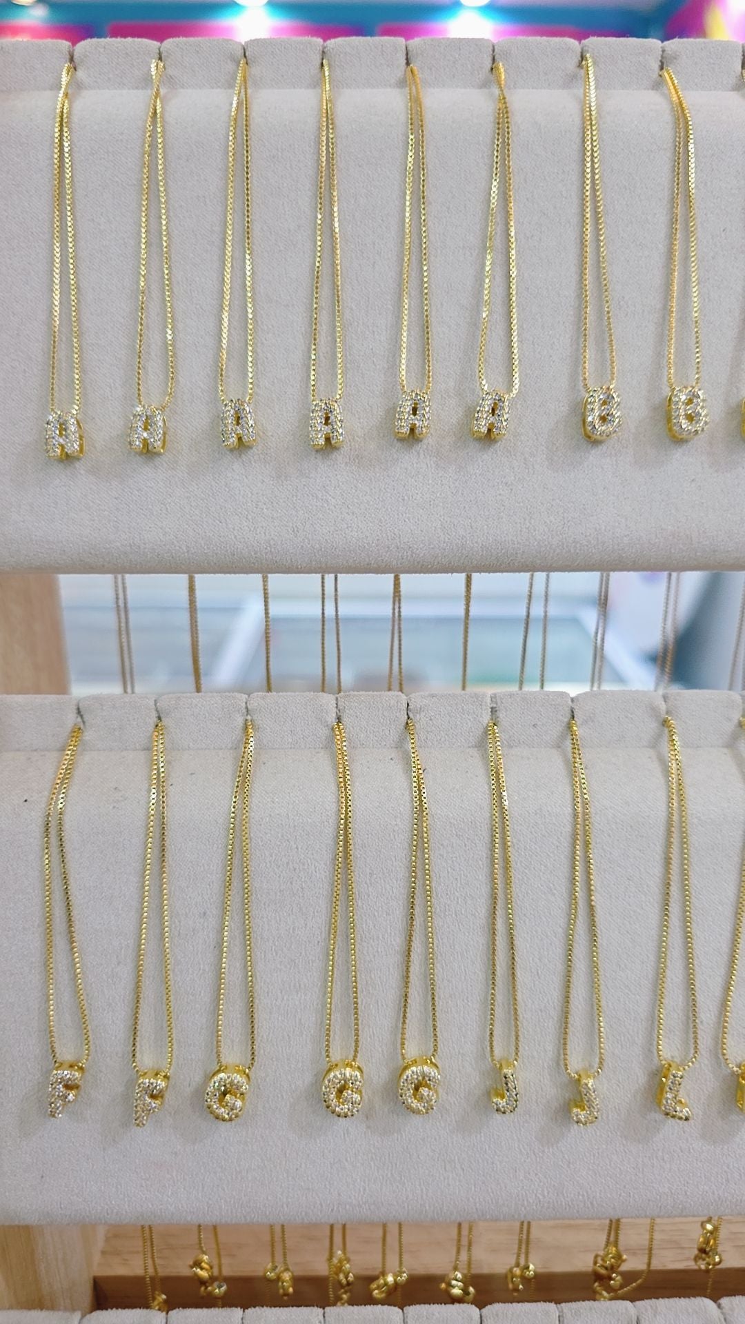 83016948 Cadena y dije de letras medianas con piedras baguettes en oro laminado 18k (3 capas)