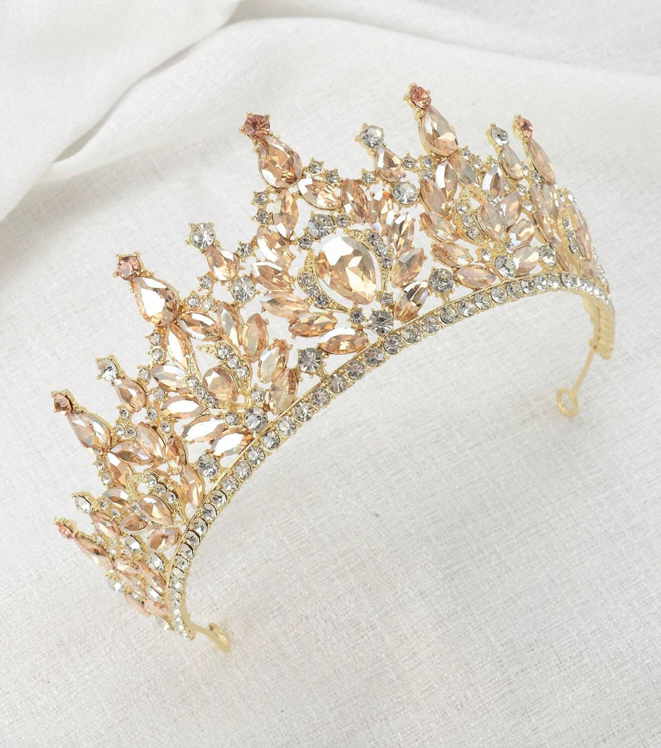 SH3933 Tiara con puntas y piedras lagrimas y marquesas con ribete de brillantes