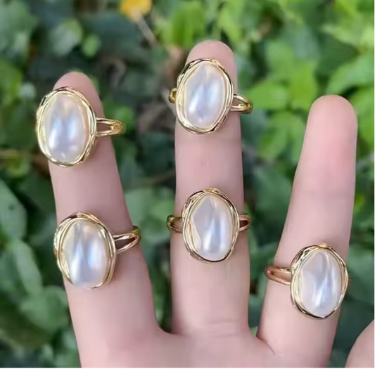 02954740 Anillo con parla de agua fresca en oro laminado 18k (3 Capas)