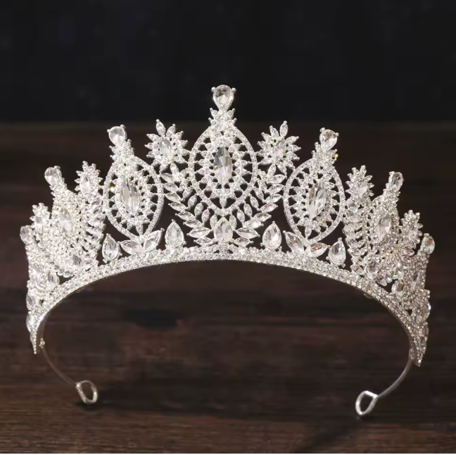 Tiara con piedras multiples y ribete de brillantes de imitación
