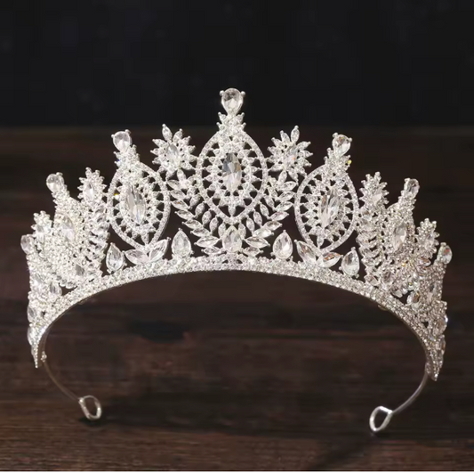 Tiara con piedras multiples y ribete de brillantes de imitación