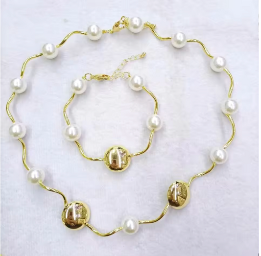 06174196 Conjunto de collar y pulsera de perlas en oro laminado 18k (3 Capas)