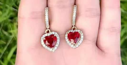 10114292 Aretes de corazón con ribete de brillantes en oro laminado 18k (3 Capas)