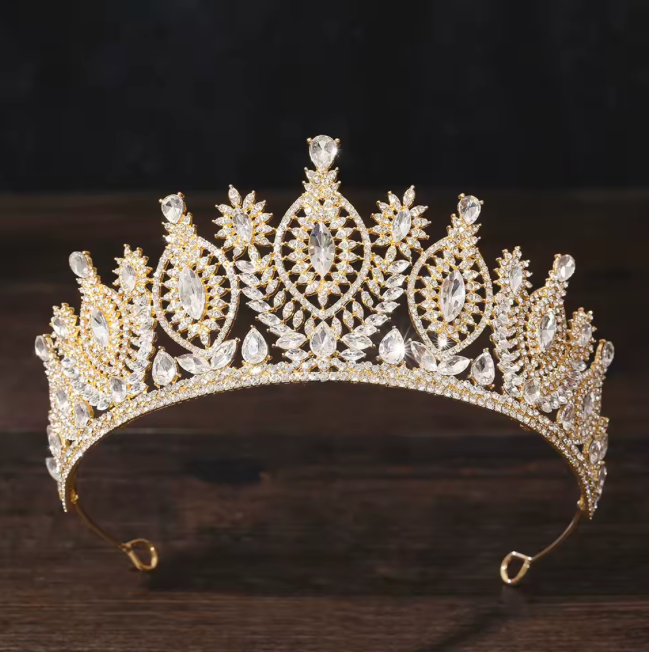 Tiara con piedras multiples y ribete de brillantes de imitación