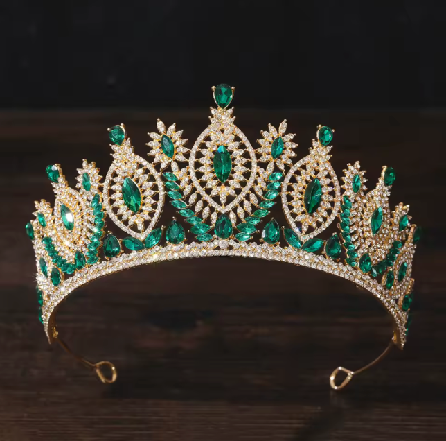 Tiara con piedras multiples y ribete de brillantes de imitación