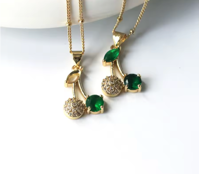 41973492 Cadena con dije de cerezas en cristal con brillantes en oro laminado 18k (3 Capas)