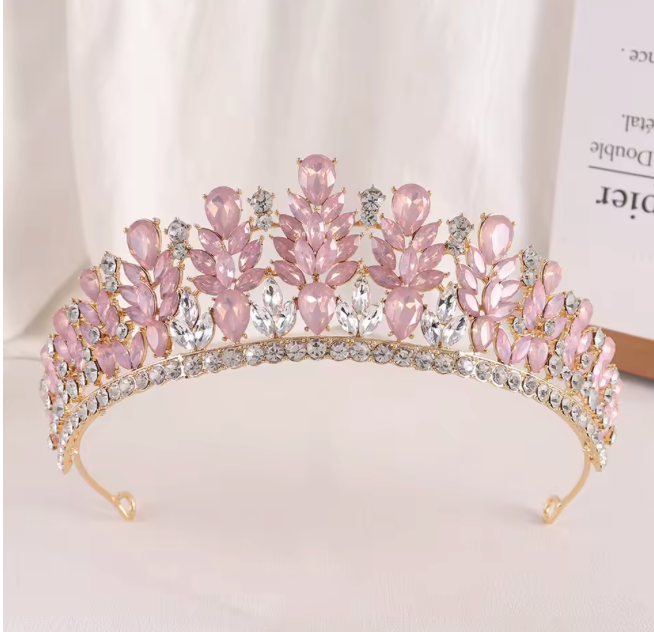 Tiara con piedras lagrimas y marquesas con ribete de brillantes de imitación
