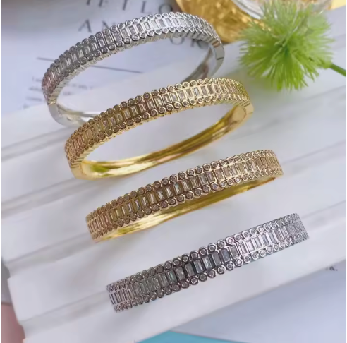 54726900 Pulsera acentuada con piedras baguettes en oro laminado 18k (3 Capas)