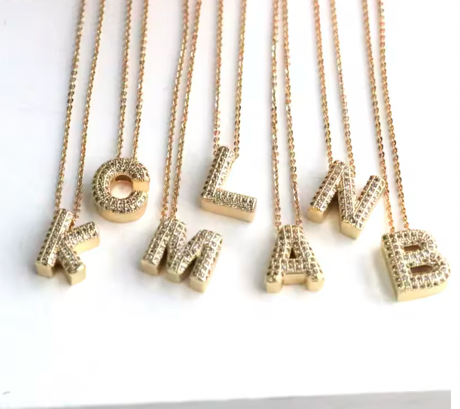 56735476 Cadena y dije de letras medianas con brillantes en oro laminado 18k (3 capas)