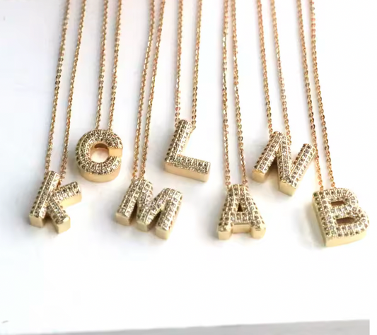 56735476 Cadena y dije de letras medianas con brillantes en oro laminado 18k (3 capas)
