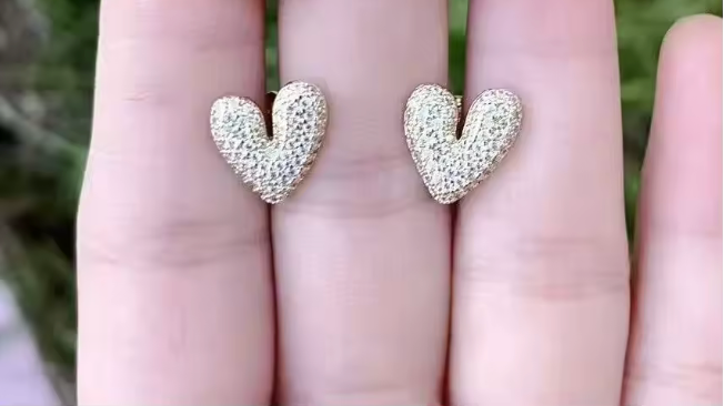 63952116 Aretes de corazón con pavé de brillantes en oro laminado 18k (3 Capas)