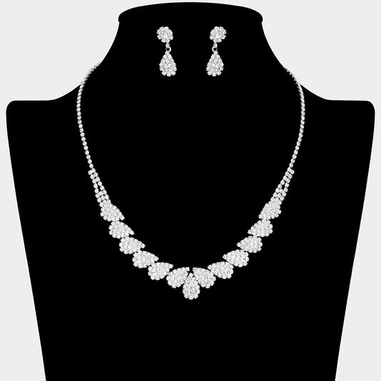 86892276 Conjunto de collar y aretes adornado con pavé de brillantes en forma de lagrimas