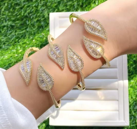 73371892 Pulsera de hojas con piedras baguettes y brillantes en oro laminado 18k (3 Capas)
