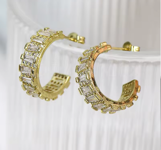 73769204 Aretes semi circulo con piedras baguettes en oro laminado 18k (3 Capas)