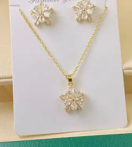 76067316 Conjunto de cadena, dije y aretes de flor en oro laminado 18k (3 Capas)
