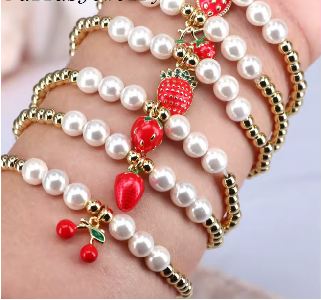 83202804 Pulsera elastica de fresas y cerezas adornada con perlas en oro laminado 18k (3 Capas)