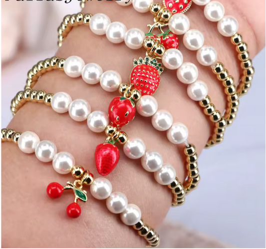 83202804 Pulsera elastica de fresas y cerezas adornada con perlas en oro laminado 18k (3 Capas)