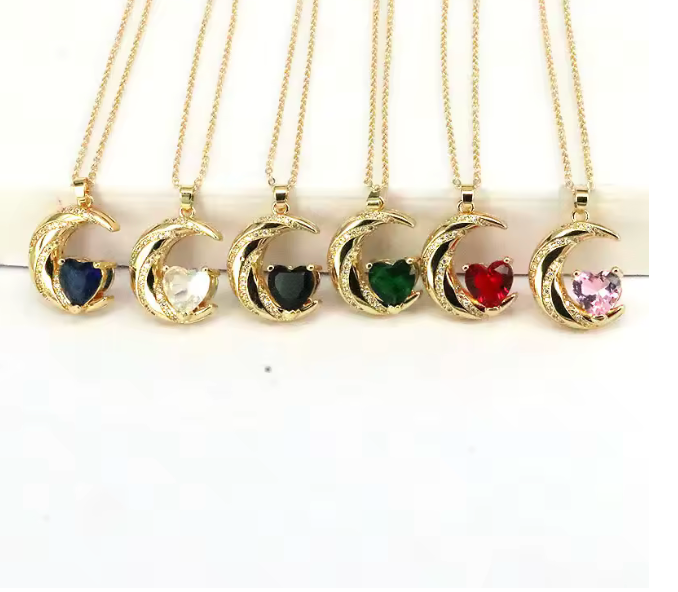 83326708 Cadena con dije de luna y corazón en cristal con brillantes en oro laminado 18k (3 Capas)