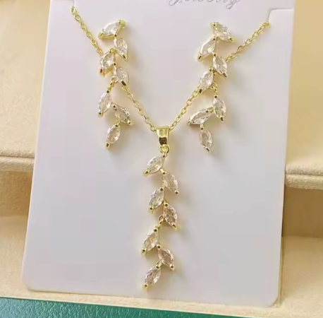85144052 Conjunto de cadena, dije y aretes de hojas en oro laminado 18k (3 Capas)