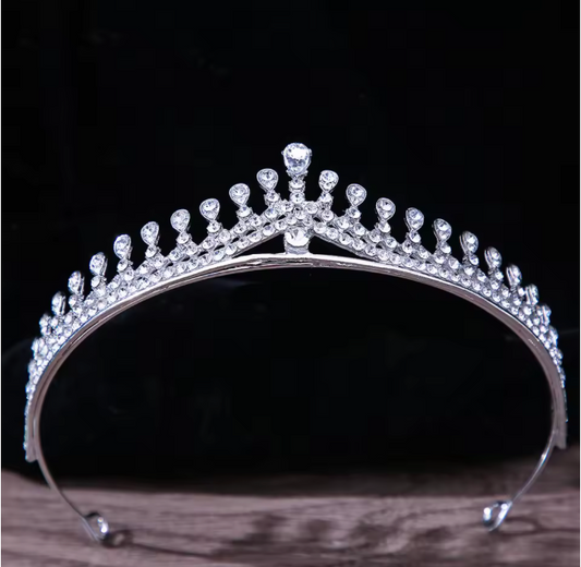 Tiara con piedras lagrimas y redondas de cristal