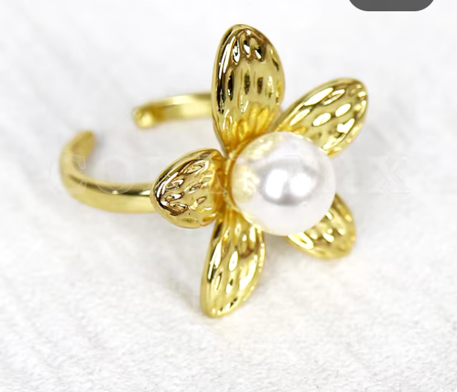 86974452 Anillo de 5 petalos y perla en oro laminado 18k (3 capas)