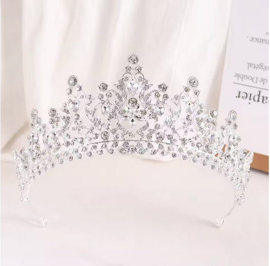 Tiara con piedras multiples y ribete de brillantes de imitación