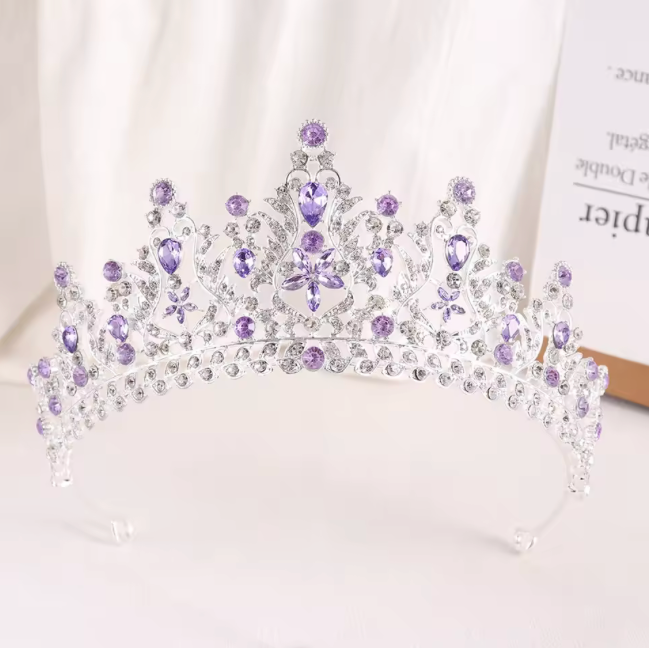 Tiara con piedras multiples y ribete de brillantes de imitación