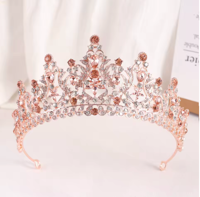 Tiara con piedras multiples y ribete de brillantes de imitación