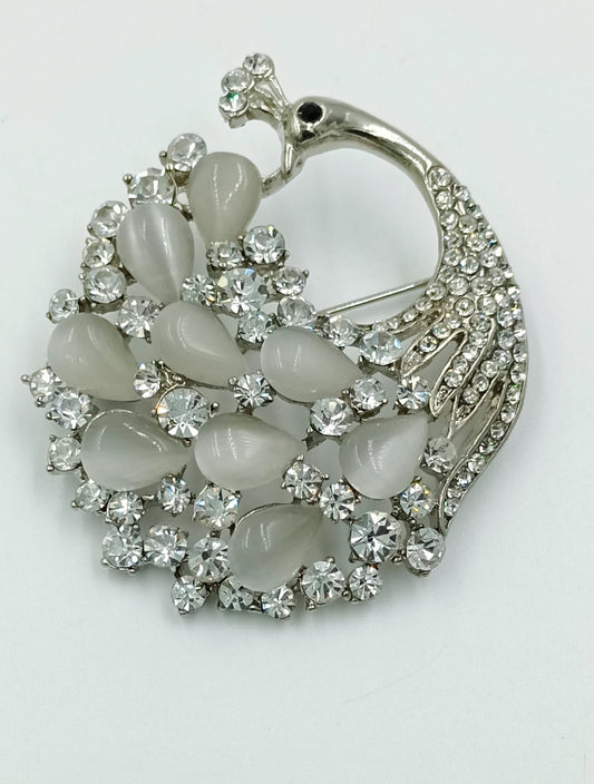 Broche con forma de pavo real adornado con perlas y brillantes