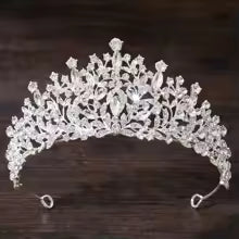 Tiara con piedras multiples y ribete de brillantes de imitacion