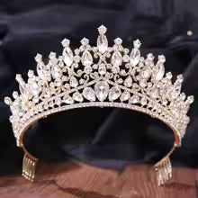 Tiara con piedras multiples y ribete de brillantes de imitacion