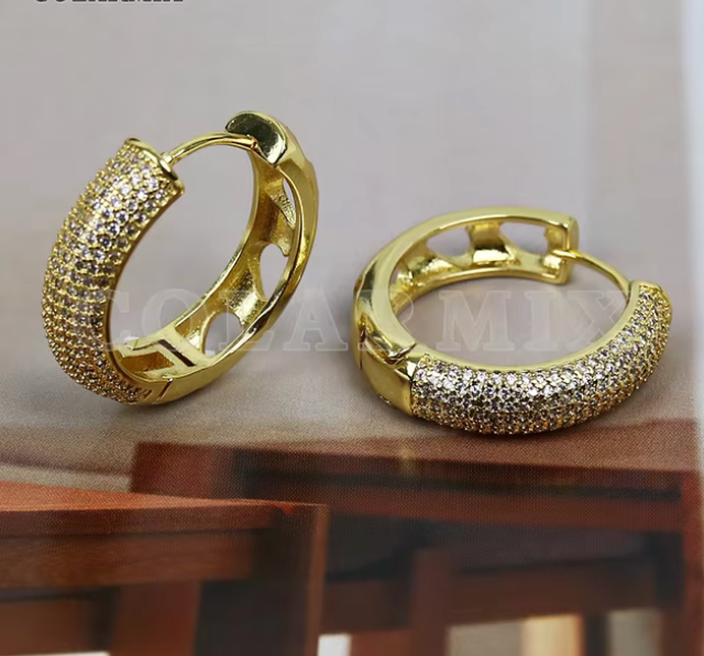71488756 Aretes huggies con brillantes en oro laminado 18k (3 Capas)