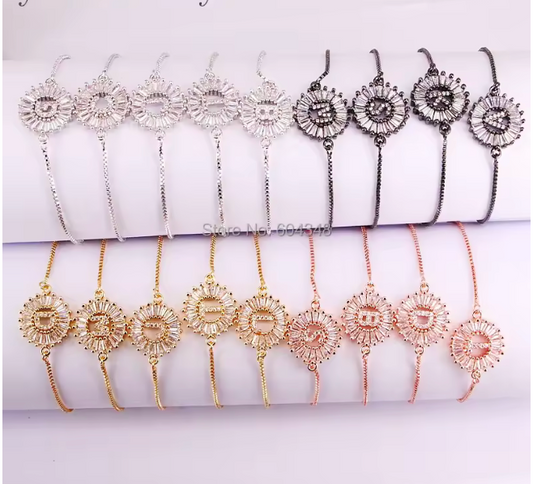 29748980 Pulsera ajustable de Letras y piedras baguette en oro Laminado 18k (3capas)