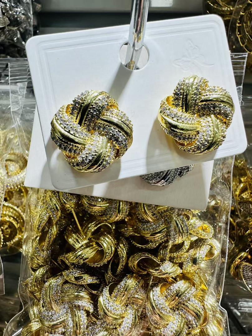 39892212 Aretes de flor en brillantes en oro laminado 18k (3 Capas)